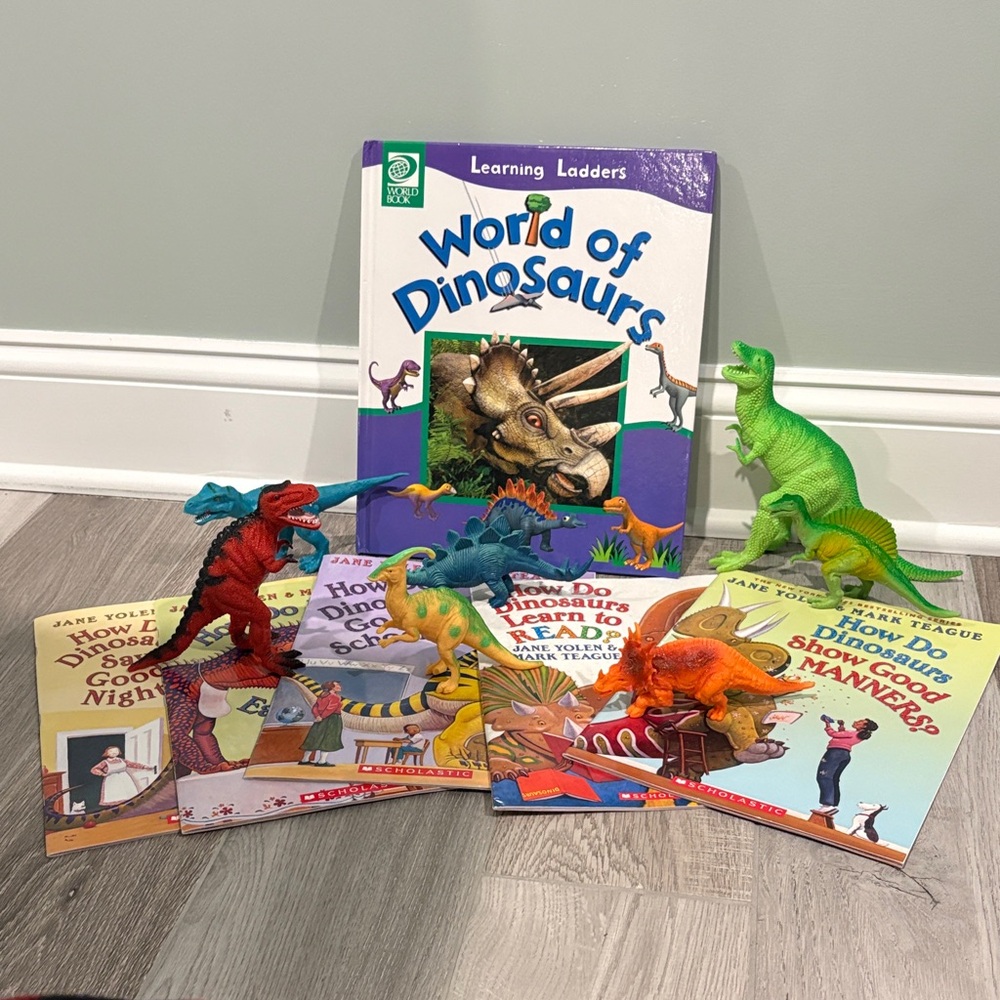 Dinosaur book and toy bundle🦖🦕
